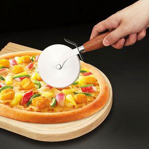 Cortador de Pizza Clásico de Acero Inoxidable con Mango de Madera Premium y Logotipo Personalizado - Product Image 5