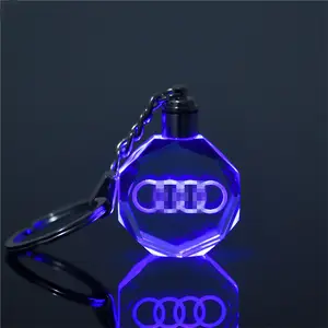कस्टम 3d लेजर उत्कीर्णन एलईडी प्रकाश क्रिस्टल बोतल कीरिंग चाबी का गुच्छा कार लोगो कुंजी श्रृंखला के लिए कार