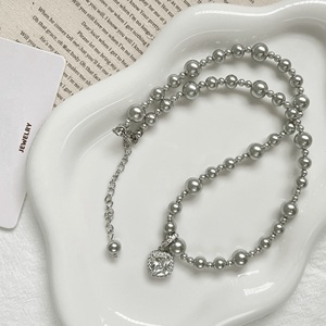 <span class=keywords><strong>Collana</strong></span> girocollo di <span class=keywords><strong>perle</strong></span> grigiastro con ciondolo quadrato Manta rosa con ciondolo di lusso regolabile per donna - Product Image 3