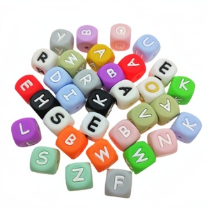 Perles en silicone de qualité alimentaire, personnalisées, couleurs mélangées, carrées, en forme de cube, alphabet, pour nom de bébé, perles de dentition souples 12x12x12mm, vente en gros - Product Image 3