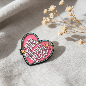 Nuova Spilla Romantica a Cuore Rosa, Distintivo Commemorativo in Lega a Cartone Animato, Accessorio Creativo per Abbigliamento con Lettere <span class=keywords><strong>Inglesi</strong></span>, Personalizzabile, Vendita all'Ingrosso - Product Image 1