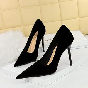 Chaussures élégantes pour les occasions festives, style cuir verni - escarpins noirs à bout pointu en soie avec sandales pour femmes - Product Image 6