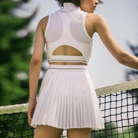 Gaun Golf Wanita Tanpa Lengan Berbahan Mesh dengan Belahan di Punggung, Lipit, dan Celana Pendek Anti Tembus Pandang Terintegrasi dengan Saku Samping Fungsional