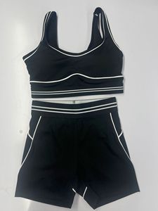 ชุดออกกำลังกายผู้หญิงสองชิ้น ดีไซน์หรูทันสมัย เสื้อโยคะแบบเวสต์ บราออกกำลังกาย กางเกงขาสั้นเอวสูง ผ้าสเตรช ชุดฟิตเนส ชุดออกกำลังกาย - Product Image 2