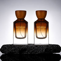 Flacon de parfum carré 30ml 50ml 100ml en verre avec bouchon en bois noir et logo estampé or