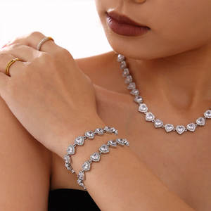 Collier et bracelet de luxe en acier inoxydable plaqué or 18 carats PVD avec zircone brillante en forme de cœur - Product Image 2