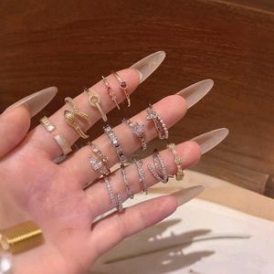 Bagues tendance géométriques certifiées en acier inoxydable OYA pour femmes, plaquées or, argent et or rose, avec sertissage invisible, pour l'amour et l'amitié - Product Image 4