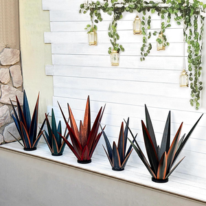 Grande sculpture rustique en métal de type agave pour la décoration extérieure de patio, jardin et maison, statue de jardin en métal d'agave avec lumière solaire - Product Image 5