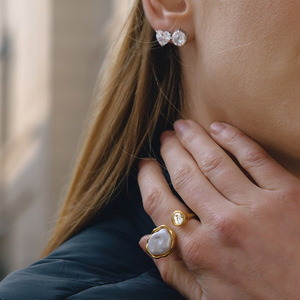 Anillo de Perlas con Baño de Oro de 18K y Bisel de Acero Inoxidable, Joyería de Uso Diario para Mujer, Forma Geométrica, Origen Yiwu - Product Image 3