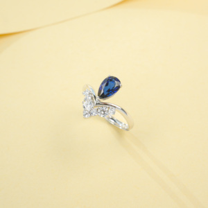 Bague minimaliste en saphir de créateur - Product Image 2