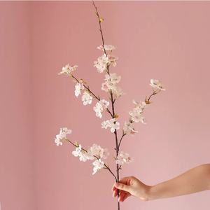 Branches de fleurs artificielles en soie très vendues pour la décoration de la maison et des mariages, branche de cerisier rose à quatre branches pour vase - Product Image 5
