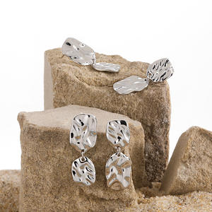 新しいニッチパーソナリティインレギュラーテクスチャー水リップル象眼細工真珠は、S925ピュアシルバーイヤリングの両方に使用できます - Product Image 2