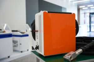 آلة تنظيف بالليزر النبضي المحمولة بقوة 300 واط و500 واط متعددة الأغراض لإزالة الصدأ والطلاء من الأسطح المعدنية والحجرية والخشبية - Product Image 2