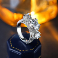 Bague de fiançailles de luxe à trois pierres taille coussin avec halo, en laiton plaqué platine et zircone cubique AAA, vente en gros