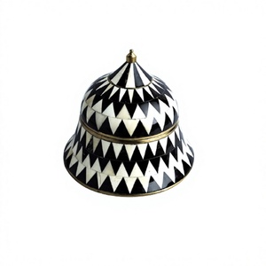 Casserole de qualité supérieure, fait main, en bois noir et blanc, pour servir les aliments, par Home Arts - Product Image 1
