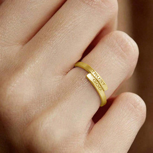 2026年トレンドの信仰にインスパイアされた「神を信頼する」と刻まれたステンレス製ラップリング、記念日や洗礼の贈り物に最適な宗教的なジュエリー - Product Image 1