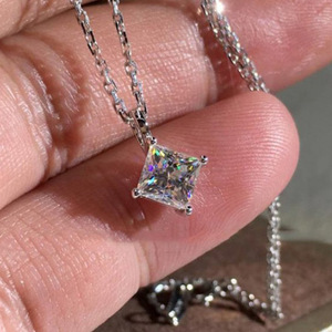 Collana con Ciondolo a Cuore Semplice Stile Solitario di Tendenza per Donna, Gioiello da Clavicola con Catena a Maglie in Rame per Fidanzamento - Product Image 1