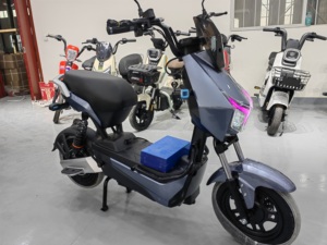 Scooter <span class=keywords><strong>électrique</strong></span> de moto de 48V pour le <span class=keywords><strong>vélo</strong></span> de rue d'adultes avec des supports de moteur de moyeu arrière pesant la batterie intégrée de <span class=keywords><strong>150</strong></span> <span class=keywords><strong>kg</strong></span> - Product Image 5