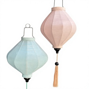Lanterne suspendue artisanale en bambou et soie, avec impression numérique, motif lune ronde colorée, pour le Nouvel An et les événements extérieurs - Product Image 1