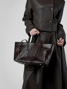 Sac fourre-tout spacieux en cuir véritable pour femme, style rétro, souple, vintage, fermeture ouverte, résistant à l'eau, couleur personnalisable - Product Image 4