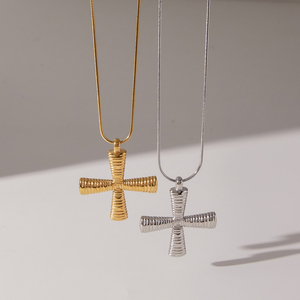 Collana di Design in Acciaio Inossidabile Placcato Oro 18K con Pendente a Croce Greca e Catena a Maglia - Product Image 2