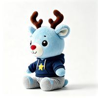 Peluche de renne bleu clair personnalisée avec cornes brunes, nez rouge, capuche étoilée amovible et pantalon gris – Adorable poupée renne en peluche