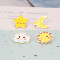 En gros, Nouvelles Broches de revers en métal émaillé, créatives et adorables, à motifs de dessins animés Soleil et Lune, Nuage et Étoile, pour enfants