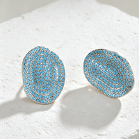 Boucles d'oreilles clous ovales texturées en micro-pavé de turquoise et zircon cubique, plaquées or 18 carats et argent, style géométrique classique, par CustomJewelry