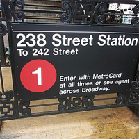 Personnalisation de la couleur pour le logo de la société Metro et l'intégration de la marque des transports urbains sur tous les panneaux de la métro