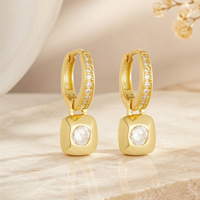 Anting-anting Huggie Hoop dengan Bandul CZ Persegi Empat Berlapis Emas/Rhodium 18K Ramah Lingkungan FUAMAY Grosir untuk Kegunaan Sehari-hari