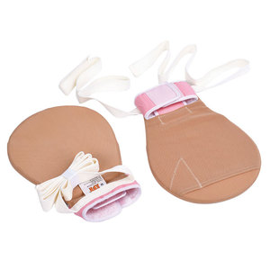 Les gants de contention en coton médical Montai sont conçus pour éviter les griffures chez les personnes paralysées, les personnes atteintes de démence, etc. - Product Image 1