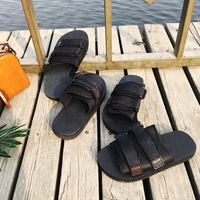 2026 Claquettes et mules pour hommes et femmes, populaires, légères, tendance, style plage et marche, chaussures plates décontractées pour jeunes
