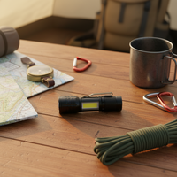 Lampe torche rechargeable USB Type-C avec zoom et lumière latérale COB stroboscopique pour le camping et l'usage quotidien
