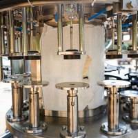 Machine de remplissage automatique de bouteilles en plastique et en verre pour l'eau, l'alcool, le cidre, les boissons alcoolisées, la vodka, le vin avec transmission par engrenages