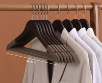 Porte-manteau de luxe antidérapant en bois avec barre ronde pour l'affichage en magasin de vêtements