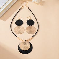 Ronde schijfketting Dames High-End Licht-luxe Modieus Nieuw Hangertje Ketting Oorbellen Valentijnsdag Cadeau voor vrouwen