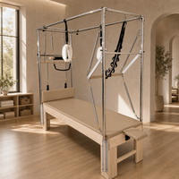 Table trapèze Cadillac en bois de chêne beige chaud, avec pieds fendus et base plate antidérapante, idéale pour studio à domicile et aménagement de salle de bien-être