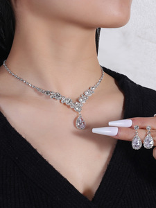 Ensemble de bijoux en strass pour femmes, pour fiançailles et mariage, avec collier plaqué argent et boucles d'oreilles de mariée - Design romantique - Product Image 3