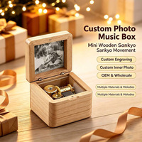 Mini boîte à musique en bois d'érable avec mouvement Sankyo, cadre photo, logo personnalisé, cadeau romantique pour couple, 18 mélodies, manivelle manuelle, style moderne Sinzyo