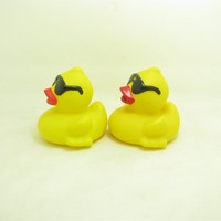 Canard de bain flottant en plastique PVC jaune personnalisé de 8cm Jouet en caoutchouc numéroté lesté pour le divertissement à l'heure du bain
