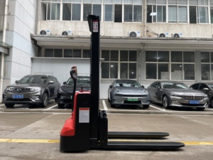 รถยกพาเลทไฟฟ้า WELIFTRICH 1500 กก. 3 ม. แบบเสาสองตอน ใช้งานแบบยืนขับ แบตเตอรี่ตะกั่ว-กรด 24V - Product Image 3