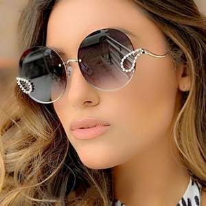 Lunettes de soleil tendance rétro 2020 pour hommes et femmes, grandes montures, sans monture, avec strass, UV400, rondes, avec perles - Product Image 1