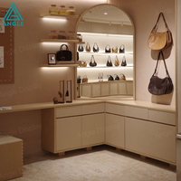 Elegante, umweltfreundliche, robuste Ledertaschen-Vitrine mit mehrstufigem Glas-Handtaschen-Präsentationsschrank, maßgefertigte Boutique-Möbel mit LED-Beleuchtung