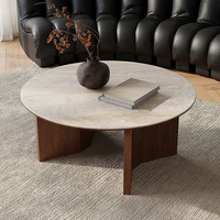 Table basse ronde de luxe avec plateau en travertin fritté et base en bois pour la décoration intérieure haut de gamme