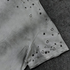 ผู้ผลิตเสื้อผ้า OEM DiZNEW เสื้อยืดคอตตอนผู้ชายสไตล์วินเทจคุณภาพพรีเมียมแบบซัมเมอร์ตกแต่งด้วยหมุดโลหะ - Product Image 3