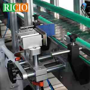 آلة وضع الملصقات الأوتوماتيكية العمودية ذاتية اللصق على الجانبين للأوعية المستديرة والمخروطية مع نظام تحديد المواقع وآلة وضع الملصقات على البراميل المفرغة من الهواء - Product Image 3