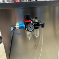 Machine de remplissage de parfum semi-automatique à quatre buses en acier inoxydable avec agitateur, capacité 10-250 ml, technologie sous vide, haute précision