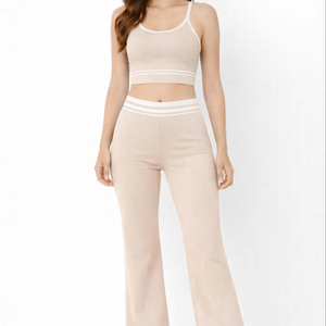 Conjunto de Sujetador Deportivo con Tirantes y Pantalones Deportivos de Pierna Recta — Ropa Deportiva Cómoda con un Diseño de Líneas Múltiples en Contraste - Product Image 1