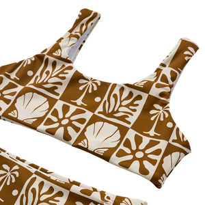 Traje de baño infantil de dos piezas con estampado hawaiano, personalizado de fábrica, de nailon reciclado de alta calidad para niñas. - Product Image 3