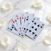 Jeu de cartes à jouer standard 300 g/m² avec noyau bleu et revêtement verni, modèles prêts à l'emploi disponibles pour les commandes en gros.